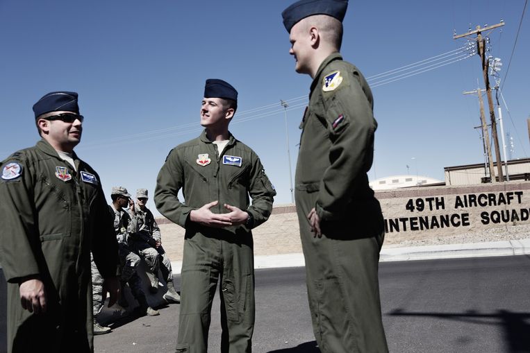 Persvoorlichters op de Amerikaanse luchtmachtbasis Holloman. Beeld Daniel Rosenthal / de Volkskrant