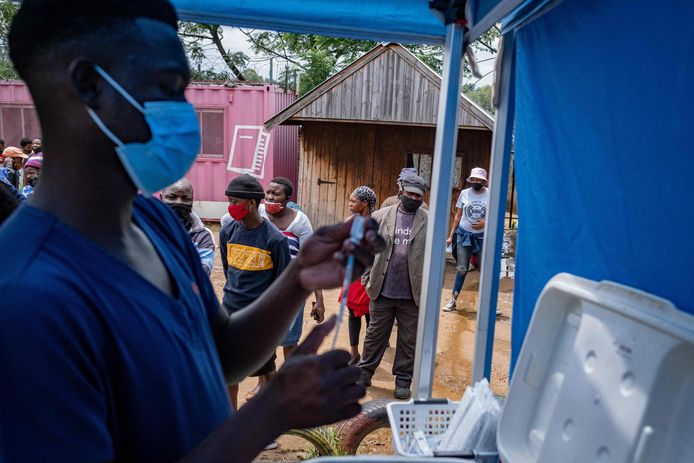 In Johannesburg, Zuid-Afrika, staan mensen te wachten op een vaccinatie (archieffoto december).