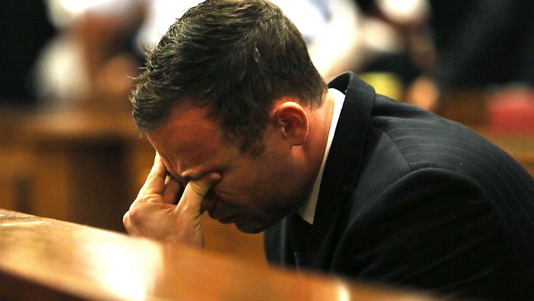 Oscar Pistorius hoort dat hij alsnog voor moord wordt veroordeeld. Beeld ap