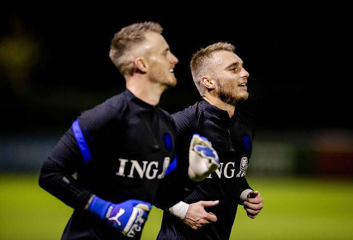 Mark Flekken (l) en Jasper Cillessen.