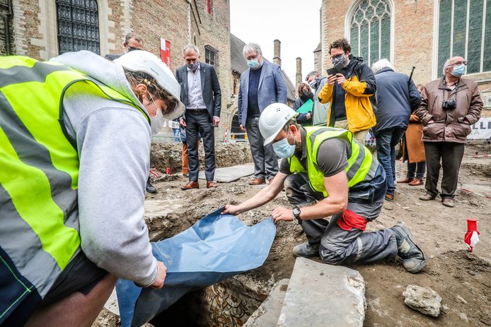 Archeologen aan het werk op de site.