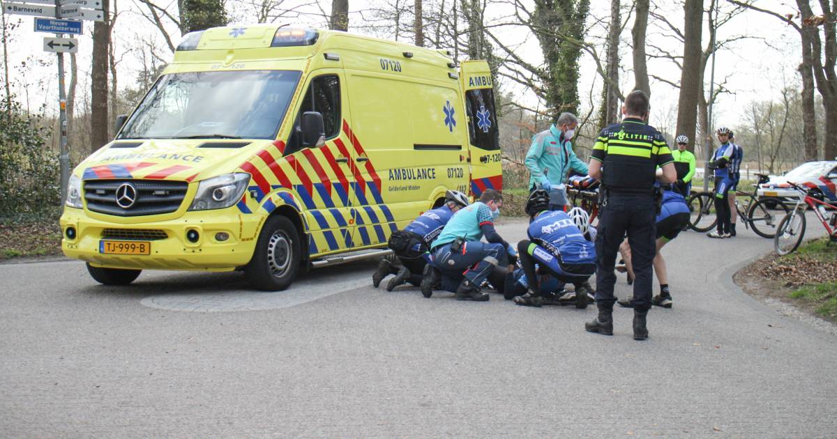 Wielrenner gewond naar ziekenhuis na aanrijding met bestelbusje in Nijkerk.