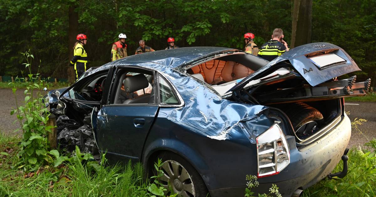 Bestuurder uit auto geslingerd na heftige botsing, ravage op de weg.
