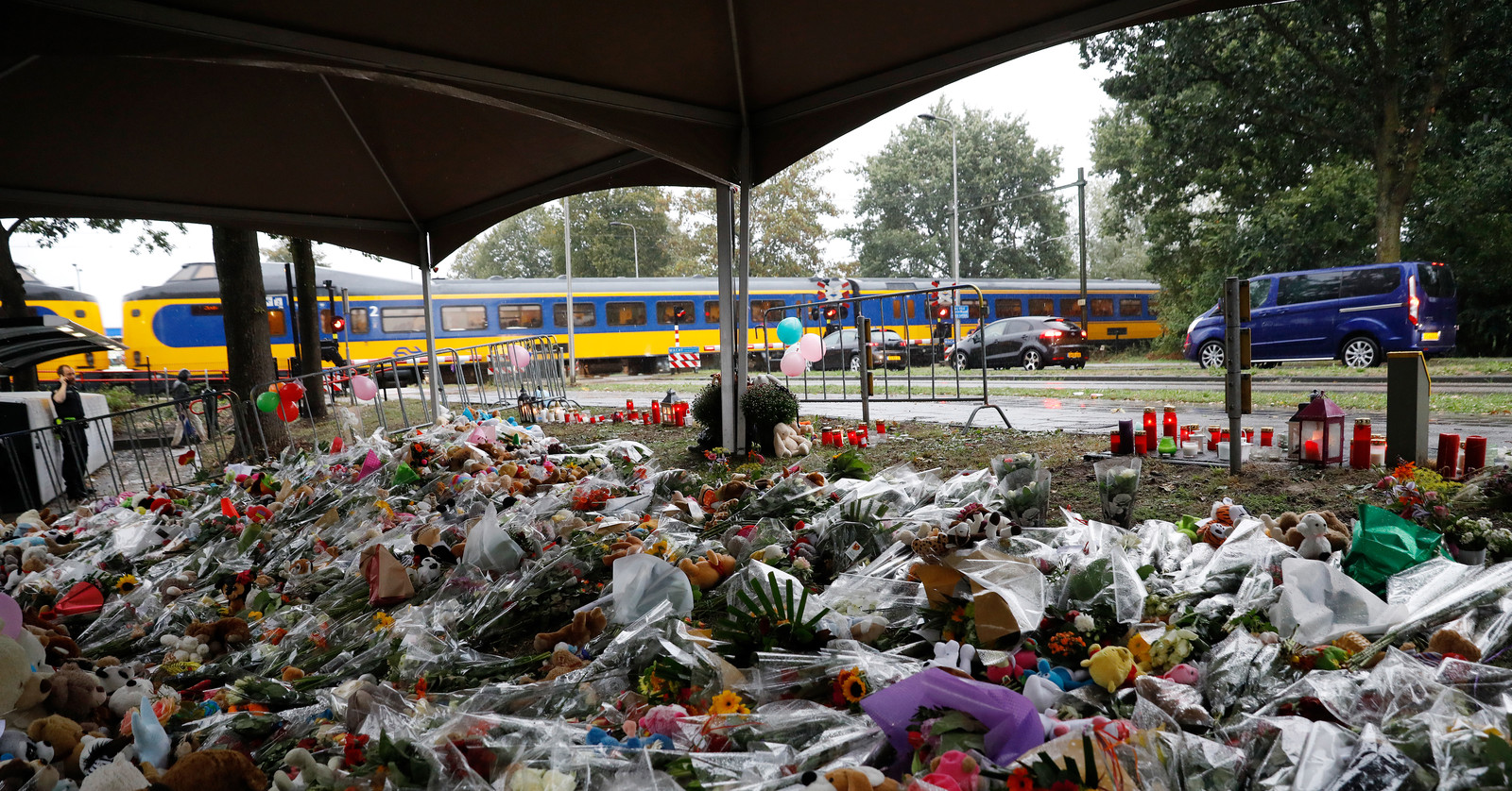 Bij de spoorwegovergang aan de Braakstraat in Oss, waar de vier kinderen omkwamen bij het dramatische ongeval, ligt een bloemenzee.