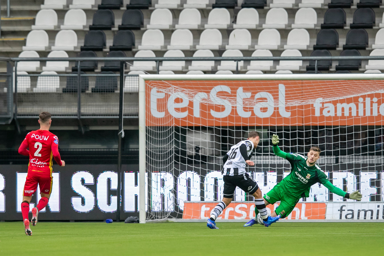 Kaj Sierhuis maakt de 1-0 voor Heracles, doelman Andries Noppert heeft het nakijken