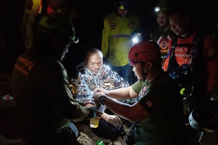 Monnik Phra Manas krijgt in de grot van reddingswerkers een deken en een drankje met elektrolyten.