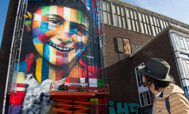 AMSTERDAM -  Een graffitikunstwerk van Anne Frank op de NDSM-werf in Amsterdam.  Beeld ANP / Robin Utrecht