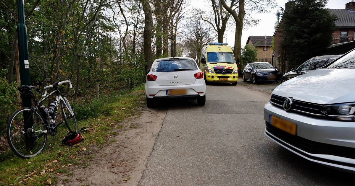 Wielrenner naar ziekenhuis na botsing met stilstaande auto in Sint Agatha.