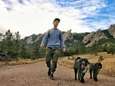 Jordan (30) redt twee achtergelaten puppy's, zegt job op en reist met schattige hondjes door de VS