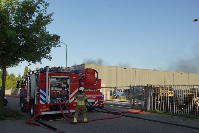 In het pand van Autocentrum de Langstraat in Kaatsheuvel is zaterdagavond rond 20.00 uur een grote brand uitgebroken.