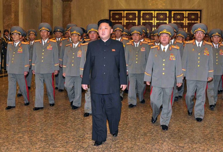 Kim Jong-un vergezeld door militairen. Beeld afp