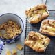 Op de petit tour: minicakes met banaan, karamel en walnoten