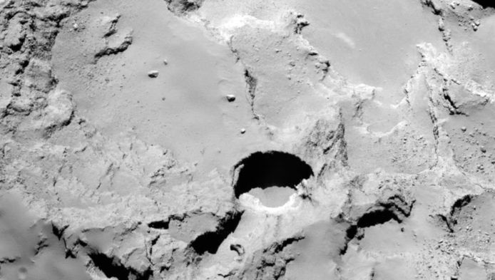 Een van de gaten op komeet 67P, waarvan wetenschappers denken dat het sinkholes zijn.