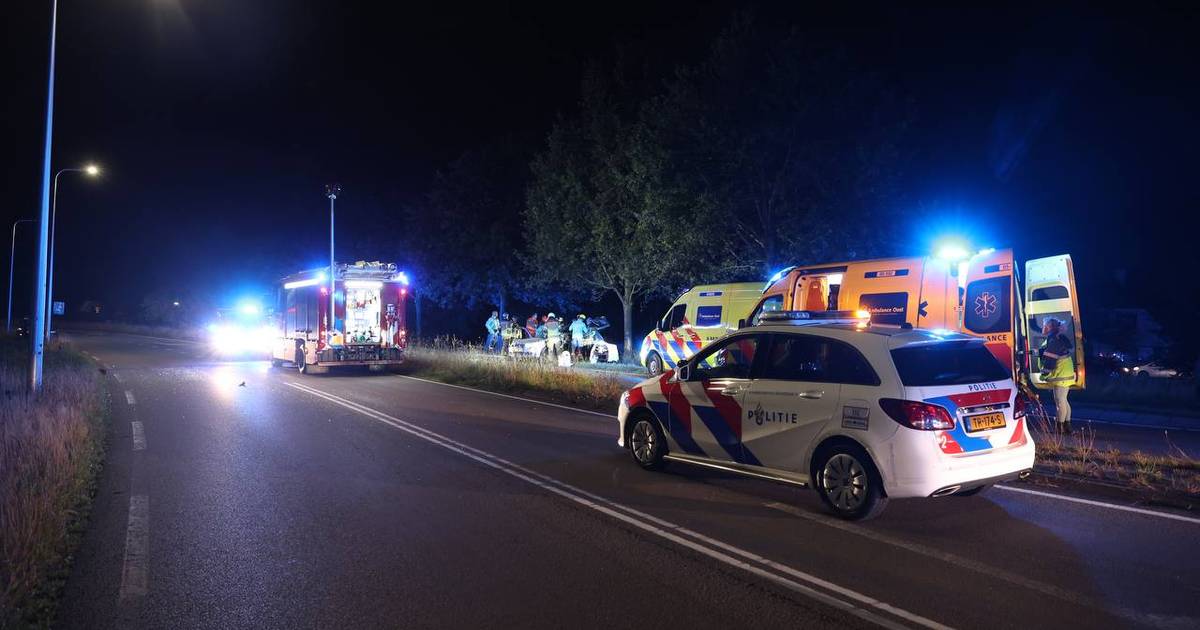 Twee gewonden bij ongeluk tussen Nijverdal en Wierden, weg nog dicht.