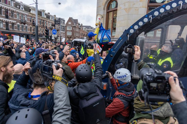 Max van den B., hier met blauwe pet, lijkt er een dagtaak van te maken om de barricades op te gaan. Beeld ANP / Novum RegioFoto