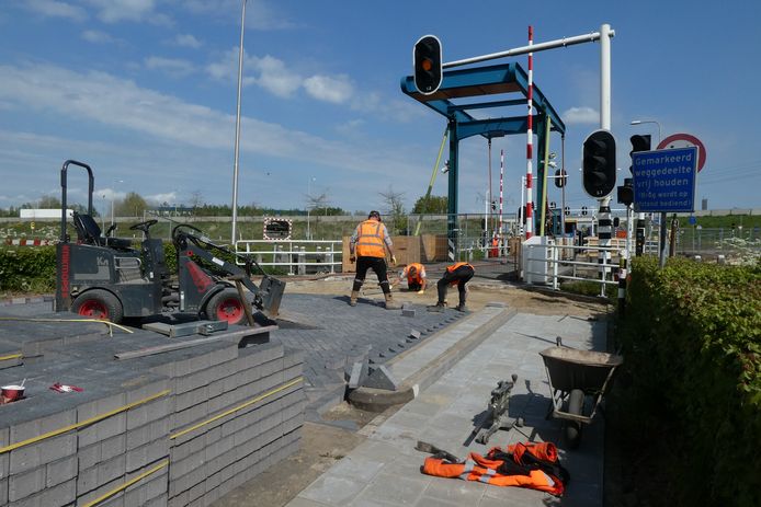 Nieuw straatwerk bij de Dungense Brug. De brug is twee weken afgesloten voor groot onderhoud.