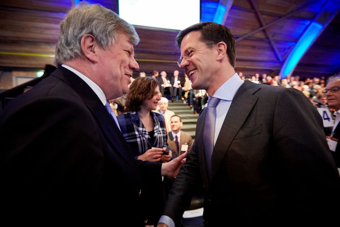 Toenmalig minister van Veiligheid en Justitie Ivo Opstelten en premier Mark Rutte tijdens een VVD-congres in 2013.