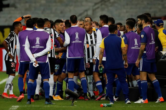 Opstootje tussen spelers van Boca Juniors en Atlético Mineiro na het VAR-moment.