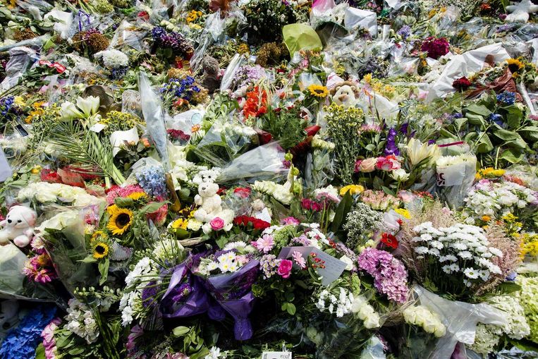 Bloemen en knuffels bij de Korporaal van Oudheusdenkazerne. In de kazerne vindt de identificatie van de slachtoffers van de MH17 plaats. Beeld anp