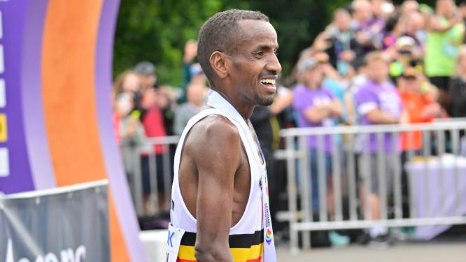 “Deel uitmaken van de Belgische sportgeschiedenis maakt me gelukkig”: Abdi pakt brons in marathon op WK atletiek, maar had gehoopt op meer
