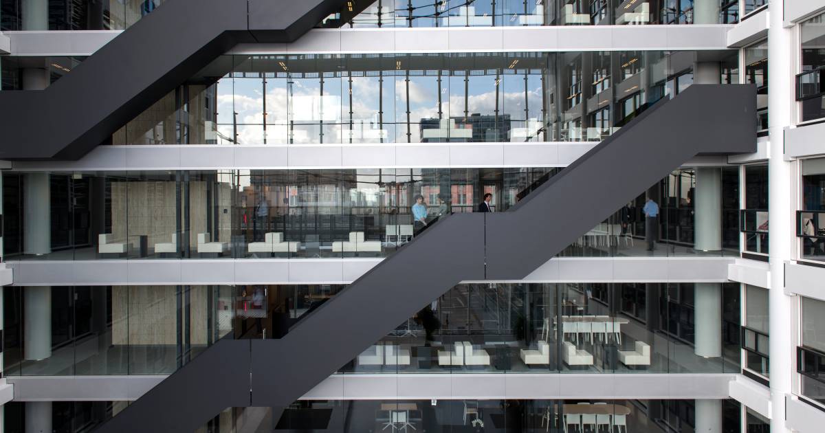 Ambtenaren Rillen En Vallen Van De Trap In Gloednieuw Ministerie Politiek Bd Nl