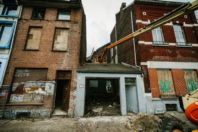 sloop-van-horrorhuis-marc-dutroux-gestart-beelden-tonen-werken-kelder