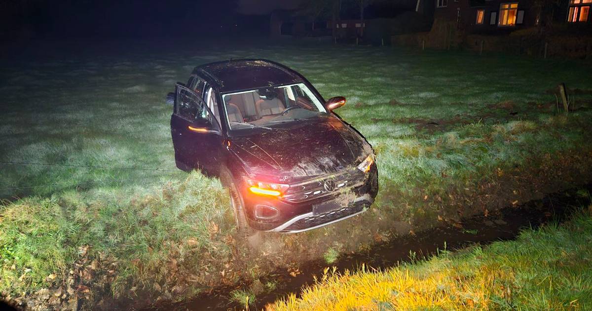 Auto eindigt in de sloot na aanrijding met bestuurder onder invloed.