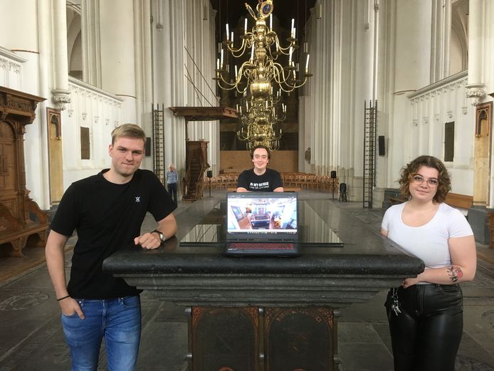 Daan van Beijnum, Quinn van Dongen en Chiara Bals (van links naar rechts) hebben een virtuele rondleiding gemaakt door de Stevenskerk in Nijmegen. De drie studeren aan het ROC.