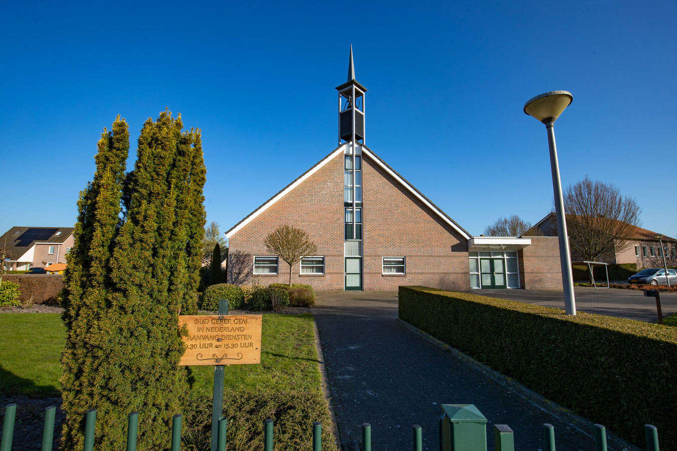 Stille zondagochtend door dichte kerken. Alhoewel in IJsselmuiden