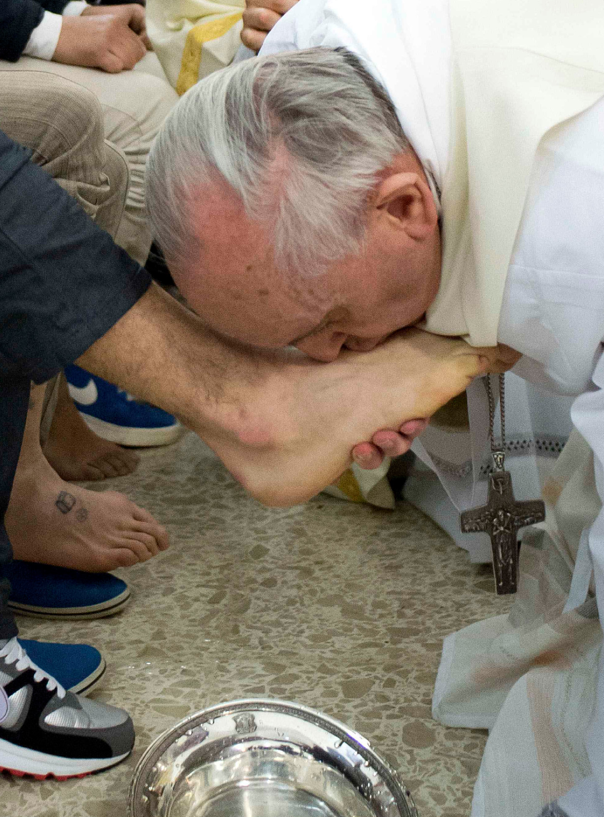 Paus Franciscus kust de voet van een gevangene. Beeld REUTERS