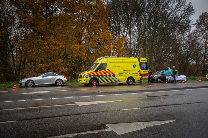 Op de Europaweg in Doetinchem zijn twee auto's tegen elkaar gebotst. Hierdoor raakte een van de inzittenden lichtgewond.