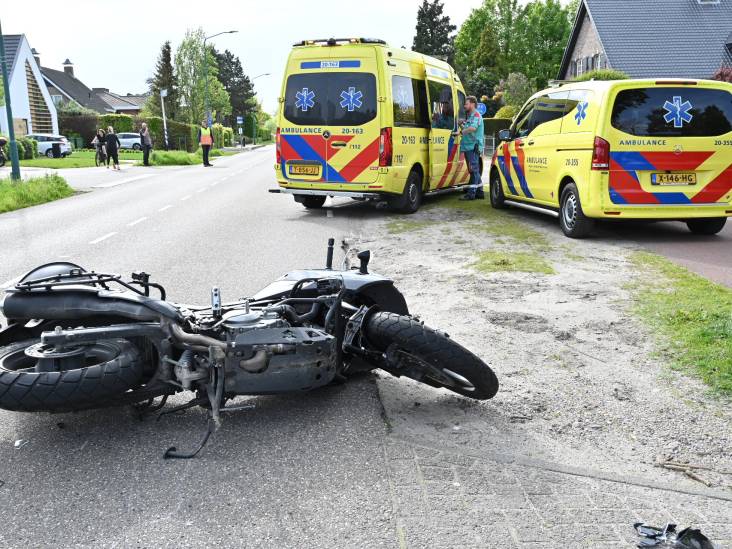 Fietser en motorrijder gewond naar het ziekenhuis door botsing in Prinsenbeek