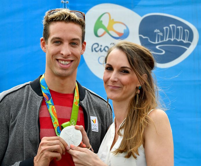 Timmers en De Leeuw met poseren de zilveren medaille van de zwemmer.