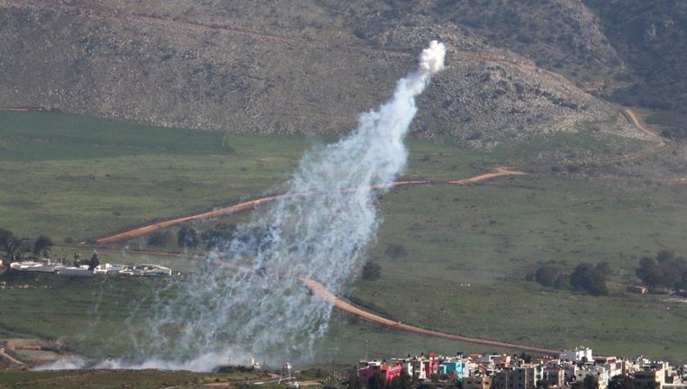 Rook stijgt op uit het Libanese gebied al-Wazzani waar Israëlische mortiergranaten terecht zijn gekomen. Beeld reuters