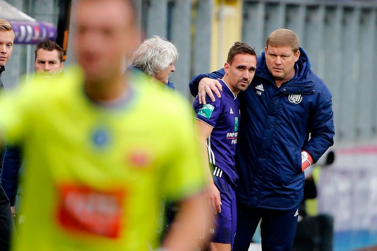 Hein Vanhaezebrouck stuurt Sven Kums het veld in bij Anderlecht. Beeld Photo News