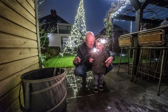 Vuurwerkverkoper Ed Flink met kleinzoon Phillon