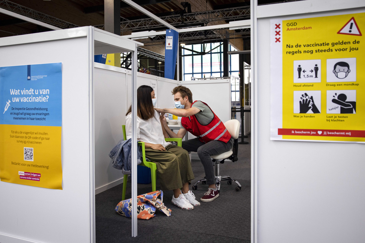 Vaccinatie in NDSM-loods in Amsterdam.  Beeld ANP
