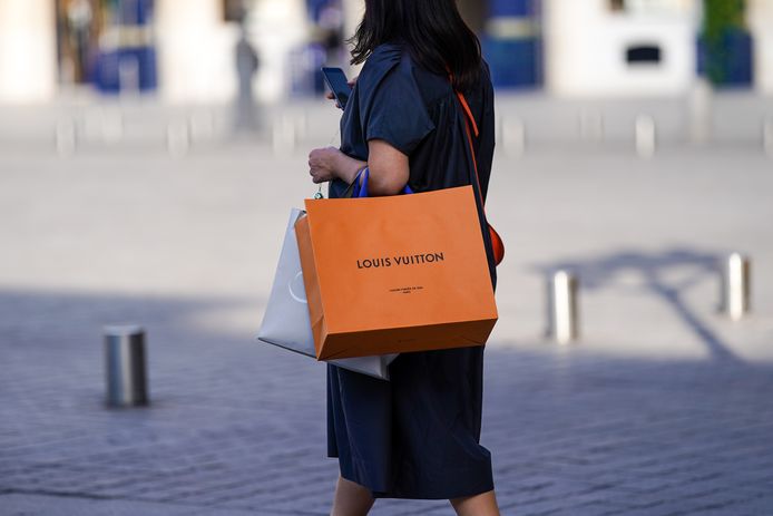 vriendschap Voorzichtigheid Regenjas Louis Vuitton eert badstad Knokke met een exclusieve handtas en die shop je  (alleen maar) in Knokke zelf | Nina | hln.be