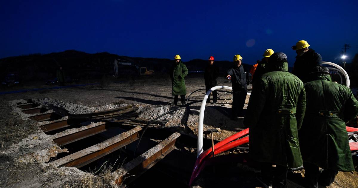 Свободные китайские шахтеры оказались в нелегальной угольной шахте |  за рубеж