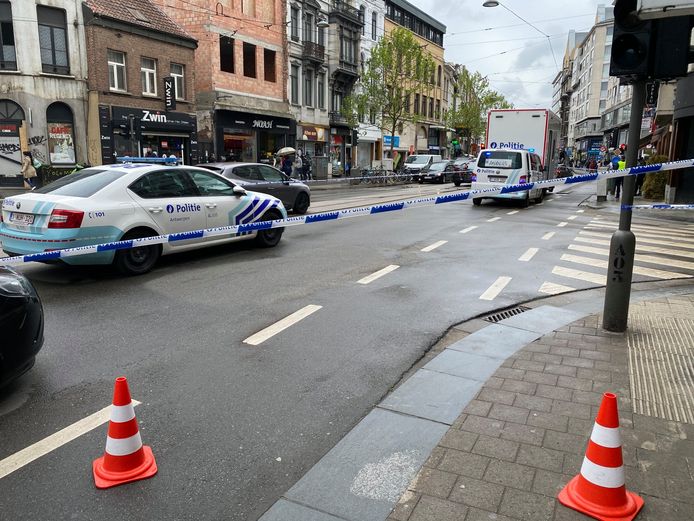 De Bisschopstraat en de Constitutiestraat waren een tijd afgesloten voor het verkeer. Op verschillende plaatsen waren bloedvlekken te zien van het slachtoffer.