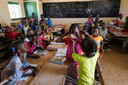 Schoolkinderen leren zich beschermen op een basisschool in Senegal.