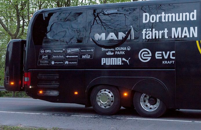De beschadigde spelersbus van Borussia Dortmund