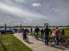 Veer tussen Hattem en Zwolle vaart weer, gasten stromen toe op eerste vaardag