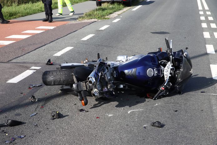 De motorrijder raakte ernstig gewond na het ongeluk bij Wamel.