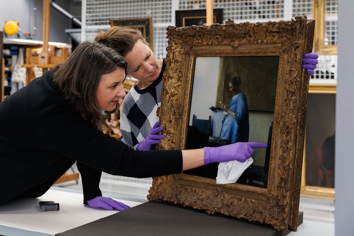 Het schilderij Brieflezende vrouw in het blauw wordt onderzocht en gecontroleerd voor het wordt opgehangen in het Rijksmuseum.