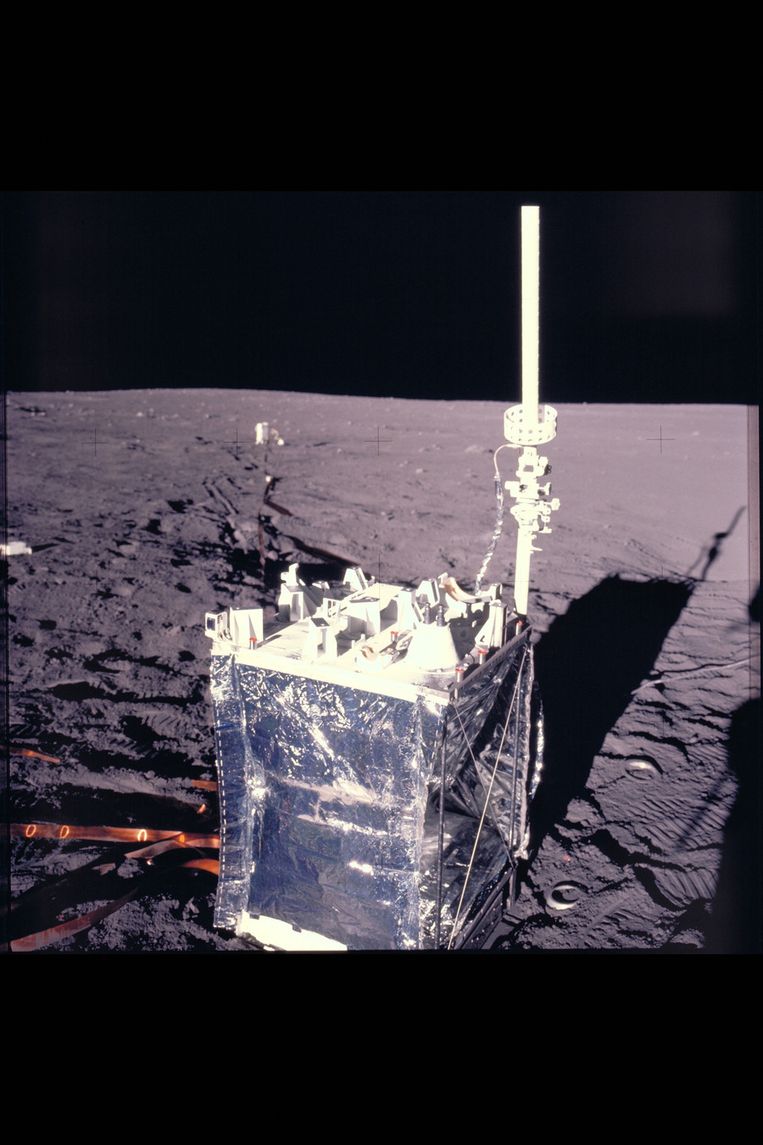 In de linkerhoek van dit maanexperiment zit een stofmeetapparaatje; zo groot als een luciferdoosje. Beeld NASA