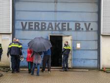 Dagenlang illegaal feest: heftruck nodig om deur te forceren, slapende mensen in auto’s en ‘schijt op het terrein’