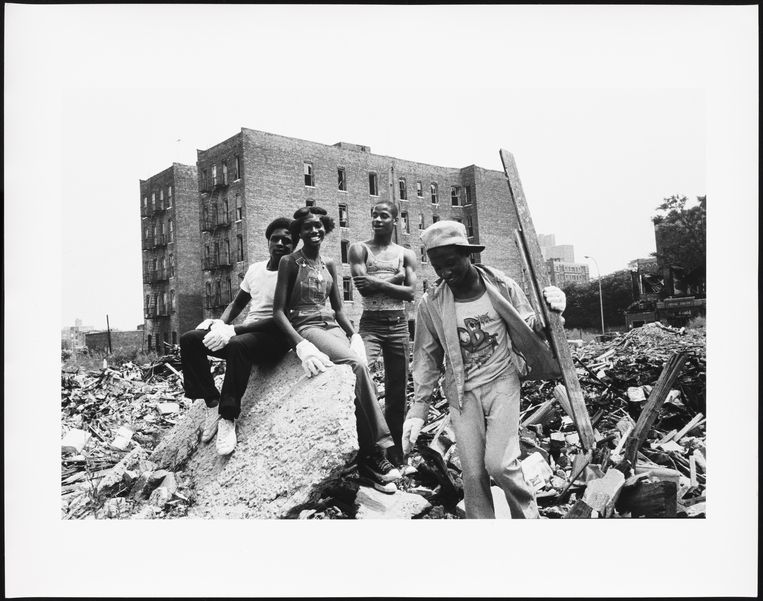 Een paar jongeren proberen wat orde te scheppen in de puinhopen van de South Bronx, eind jaren zeventig.. Beeld Mel Rosenthal | Museum of the City of New York