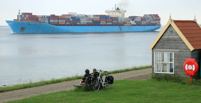 Containerschip vaart langs Walsoorden.
