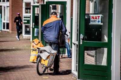 Postbode ontslagen na weggooien stempassen